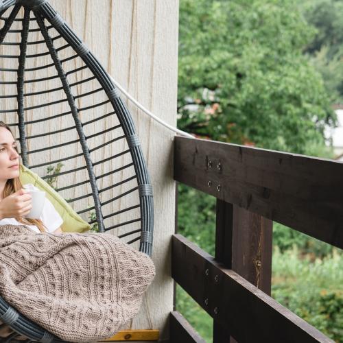 Fotel wiszący kokon do ogrodu i na balkon - jak wybrać najlepszy?