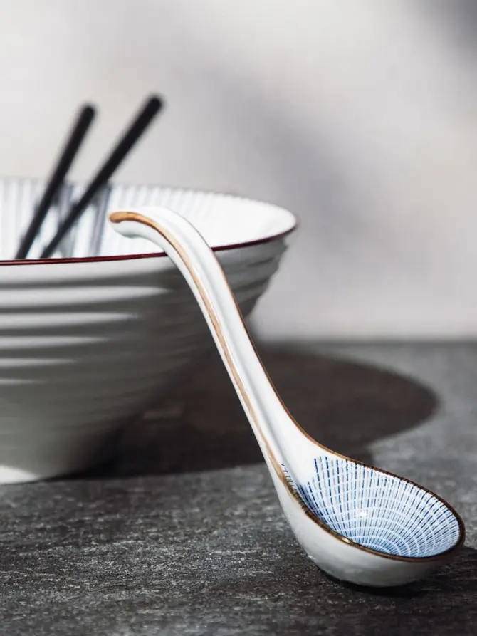 Łyżka do ramenu SALADO porcelanowa w paski z brązowym rantem 16,5 cm