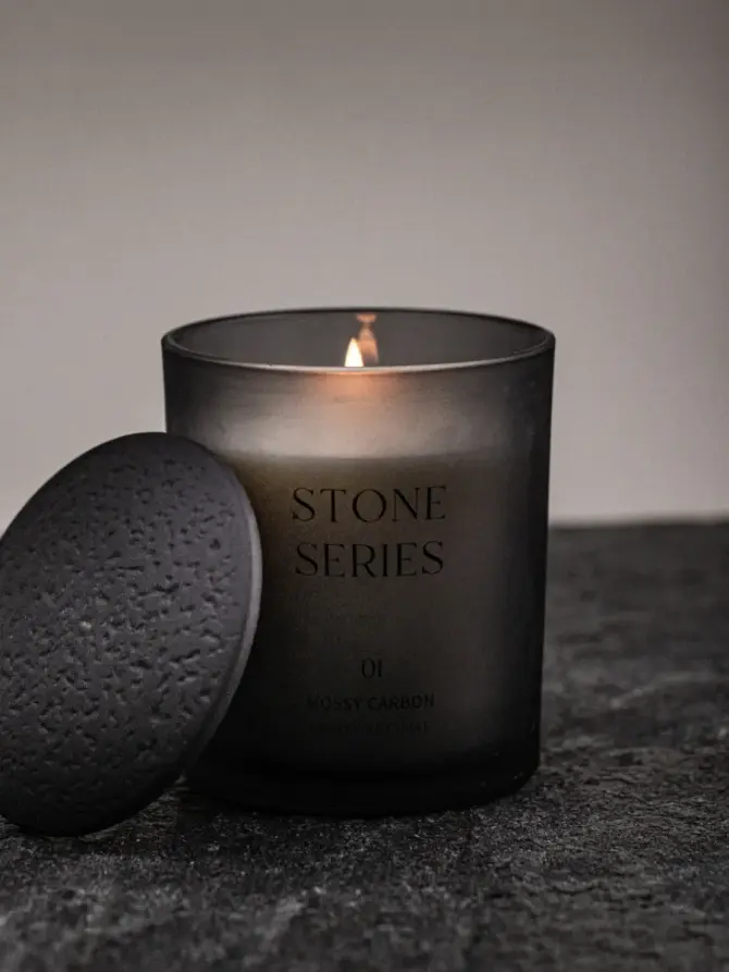 Świeca zapachowa z woskiem sojowym STONE 01 Mossy Carbon 290 g