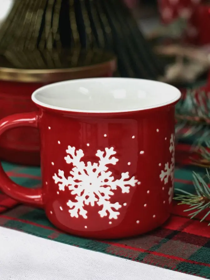 Zestaw kubków TRINKIE porcelanowych czerwonych ze śnieżynką, 2 szt 0,36 l