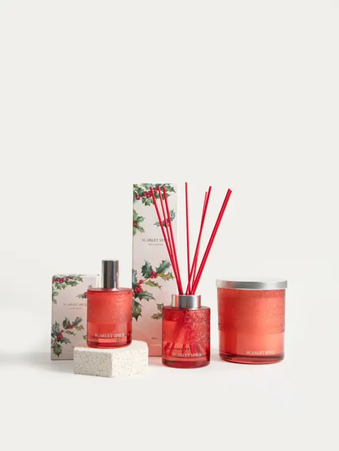 Świeca zapachowa MAGIC MOMENTS Scarlet Spice 390 g