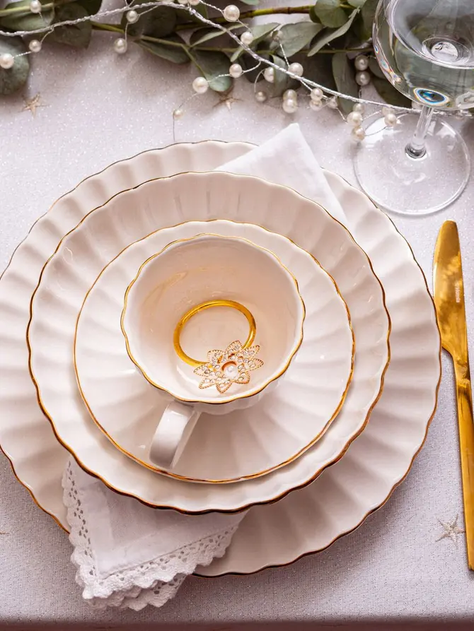 Talerz MELIDA porcelanowy głęboki ze złotą obwódką 20 cm