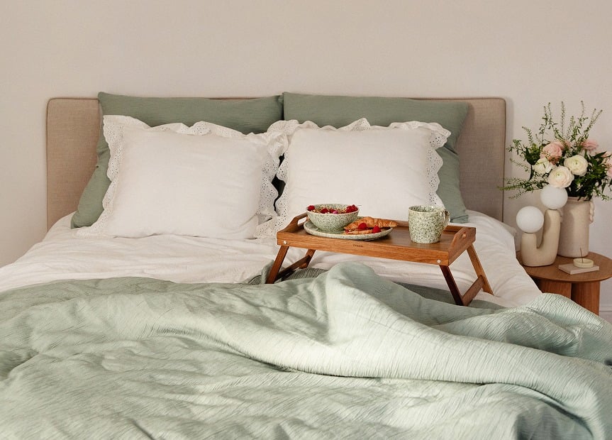 Interiorul unui magazin HOMLA cu produse elegante de home décor